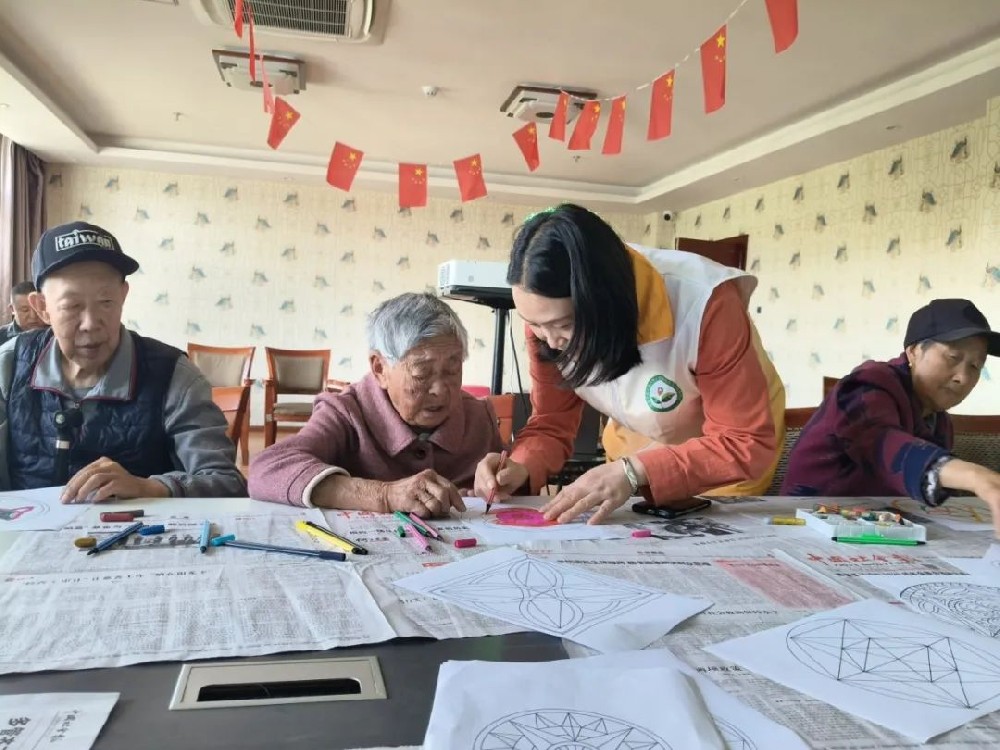 妙笔绘心·时光拾趣”——老年绘画疗愈之旅走进曲靖市老年公寓