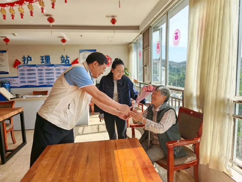 银发映温情，爱却从未褪色——致公寓里最美的母亲
