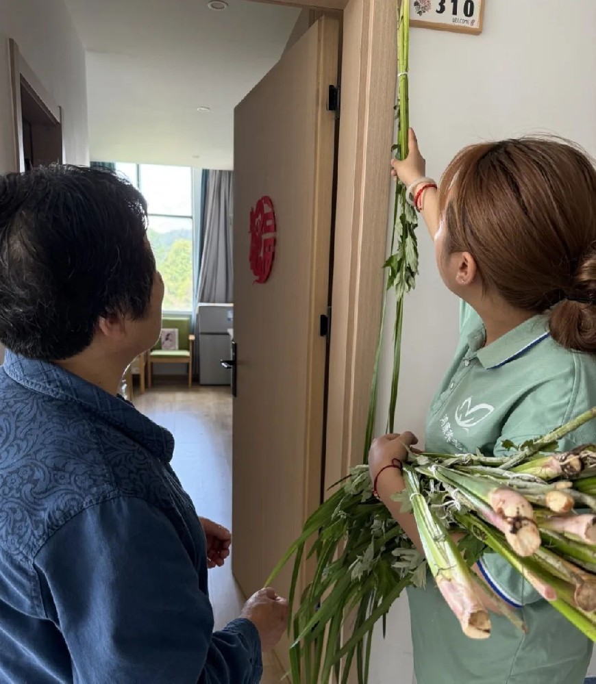 彩绳系福护安康，共度银龄端午情