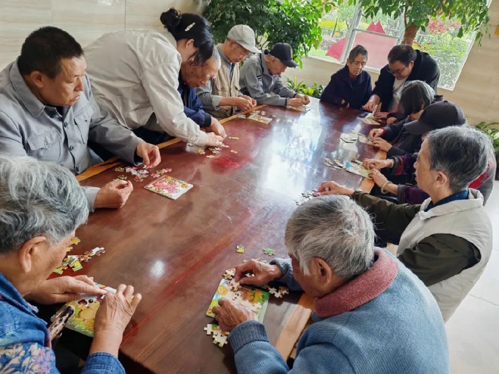 岁月染白他的发，让爱在此安个家